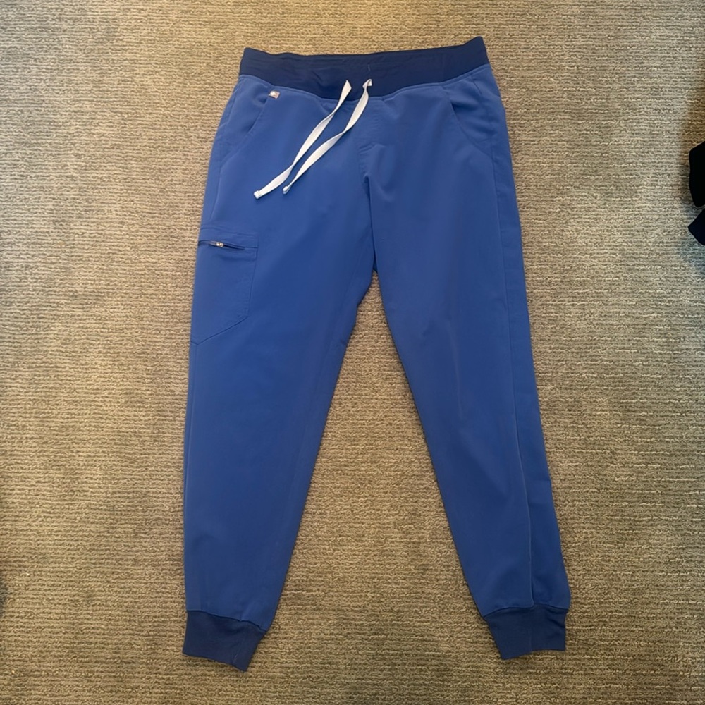 Figs Zamora jogger and top both size M. Selling as a set.